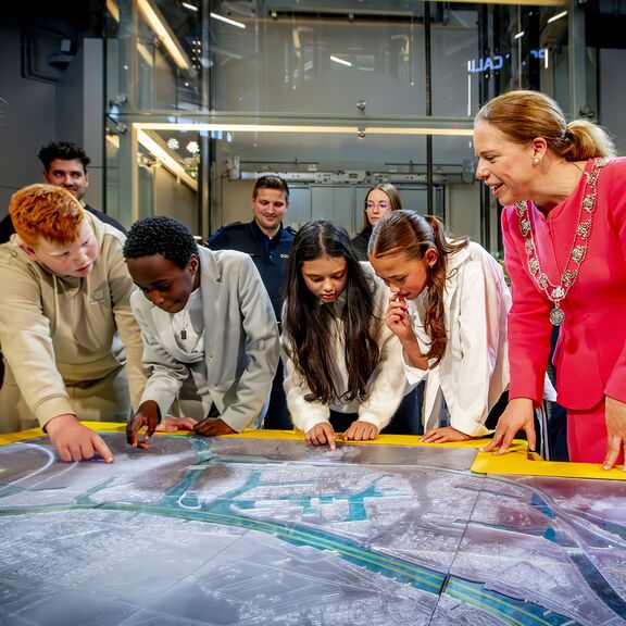 Mayor Carola Schouten with children in Portlantis