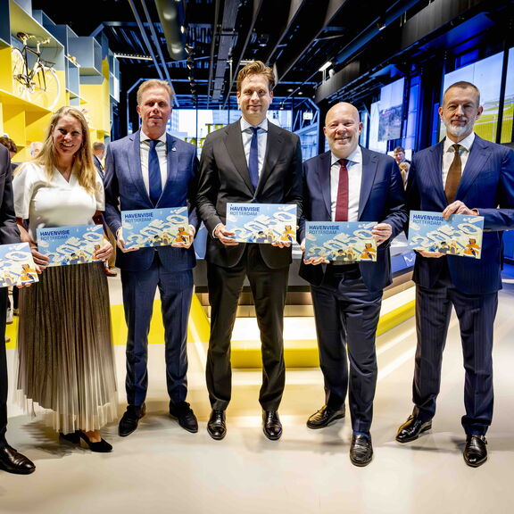 Government ministers pose with the Port Vision 2050