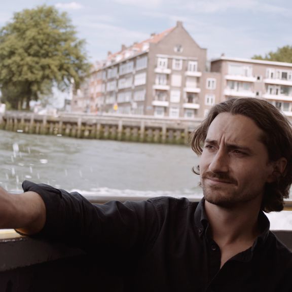 Jonas Brendelberg aan boord van de waterstof watertaxi