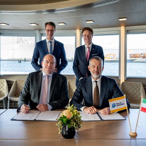 前排从左至右：杜伊斯堡港务集团首席执行官Markus Bangen及鹿特丹港务局首席执行官席宝龙（Boudewijn Siemons）| 后排从左至右：北威州州长Hendrik Wüst及德国驻荷兰大使Nikolaus Meyer-Landrut博士