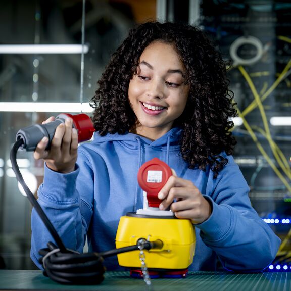 Girl discovers electroset in Portlantis