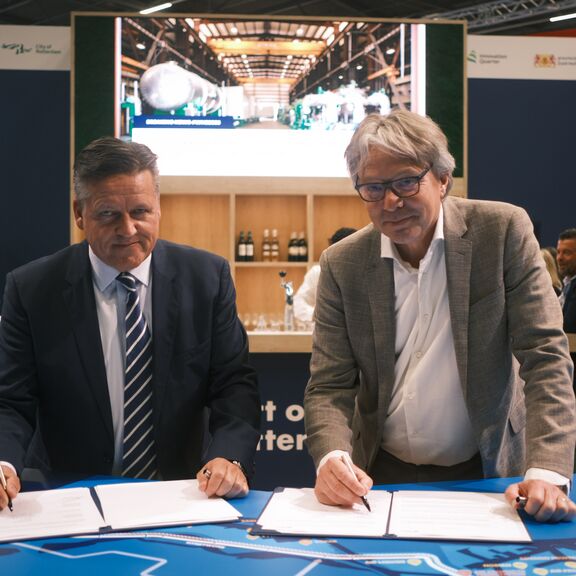 Nico van Dooren signs partnership at World Hydrogen Summit