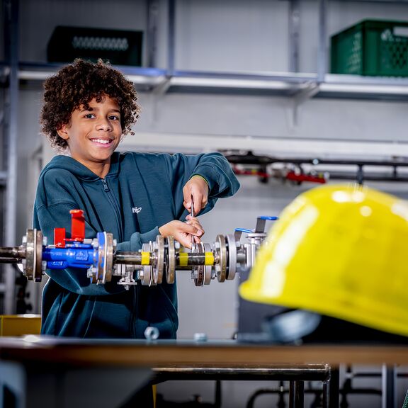 Jongen aan de bouwtafel bij Portlantis