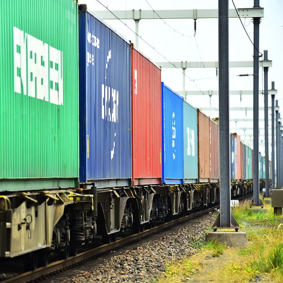 Goederentrein met kleurrijke containers op het spoor