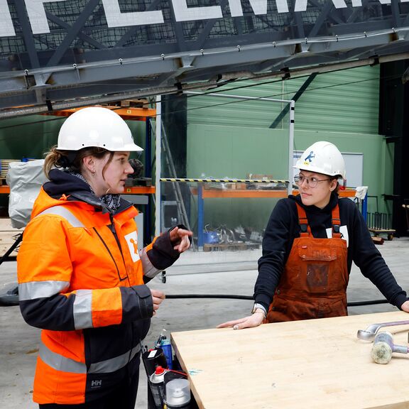 Werknemers van Ampelmann tijdens een debriefing in de werkruimte